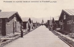 historické foto pohlednice lazaretu s kaplí (v pozadí)
