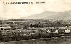 historické foto lazaretu s kaplí (vpravo v pozadí)