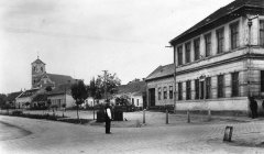 starší pohlednice části vsi s kostelem