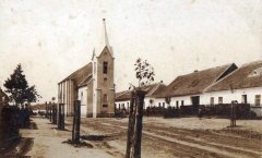 starší foto vsi s kostelem