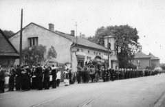 pohřební průvod u kaple