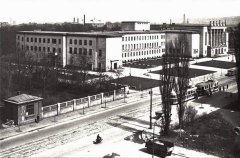 část plotu hřbitova (vlevo), Dům kultury VŽKG již po dostavbě