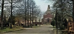 historické foto hřbitova s krematoriem (v pozadí)