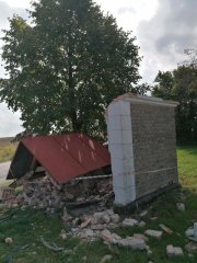 kaple po nehodě - pohled zepředu zprava