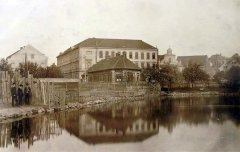 starší foto kaple (vpravo od budovy školy)