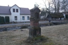 kaplička křížové cesty zepředu zleva
