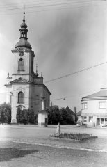 starší foto márnice (vpravo od kostela)