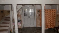 prostor pod kruchtou, vpravo za závěsem je zpovědnice