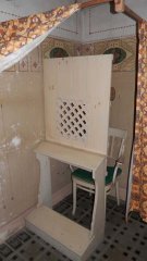 zpovědnice v rohu u vchodu