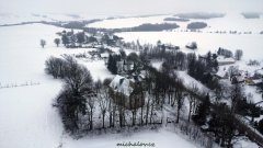 letecký pohled na márnici (vlevo od kostela)
