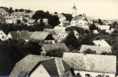 starší foto města s kostelem