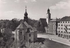 starší foto kostela (v popředí)