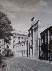 kostel poškozený válečnými událostmi