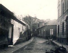 starší foto kostela poškozeného při bojích