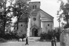 starší foto kostela poškozeného při bojích