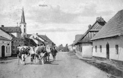 dobová pohlednice městyse s kostelem (v pozadí)
