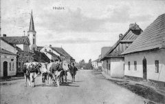 dobová pohlednice městyse s kostelem (v pozadí)