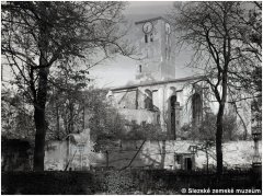 kostel poškozený válečnými událostmi