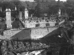 starší foto kláštera poškozeného při bojích