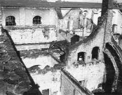 starší foto kláštera poškozeného při bojích