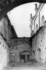 starší foto kláštera poškozeného při bojích (schodiště a chodba do sněmovního sálu)