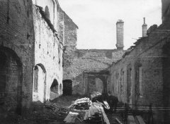 starší foto interiéru kláštera poškozeného při bojích