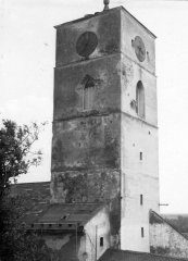 věž kostela poškozená válkou
