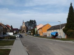 náves s kostelem