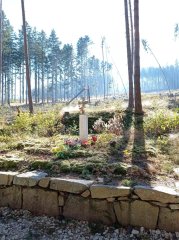 místo zbořené kaple s dodatečně osazeným křížem