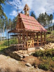 stavba nové kaple - pohled zepředu zprava