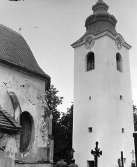 starší foto kostela a zvonice