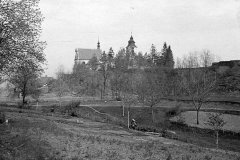 zvonice a kostel poškozené válkou