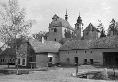 zvonice a kostel poškozené válkou