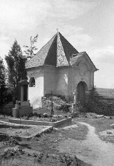kaple poškozená válkou