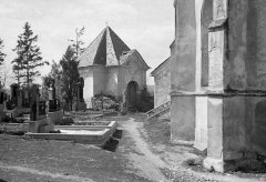 kaple poškozená válkou