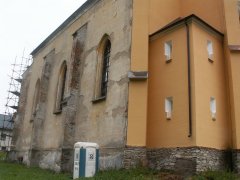 pohled zepředu zleva - poškozená omítka na levé stěně kostela