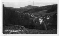 dobová pohlednice vsi s kostelem