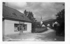 dobová pohlednice vsi s kostelem