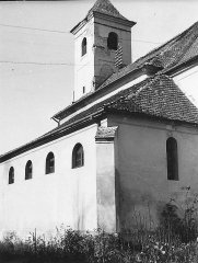 kostel poškozený střelbou za války