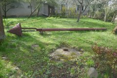 kovová zvonička na místě, kde stála dřevěná zvonička