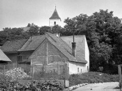 vjezd do dvora samoobsluhy v místě, kde stála centrální část kláštera s podloubím