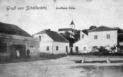 dobová pohlednice části vsi s klášterem (vpravo)