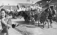 oslava dožínek, kaplička v pozadí