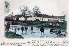 dobová pohlednice vsi s kapličkou (v pozadí, mezi stromy)