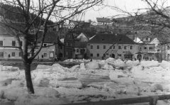 pohled na část města s kaplí (vpravo od středu, před domy)