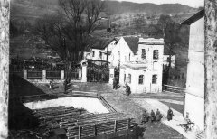 historické foto kapličky (za levým sloupem vstupní brány)