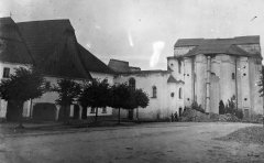 oprava střechy kostela, ruina kaple vlevo