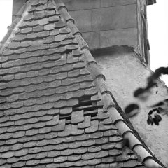 detail poškozené střechy
