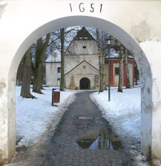 pohled vstupní branou ke kostelu