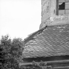 detail poškozené střechy